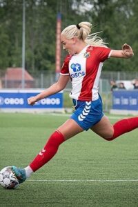 Cathinka Tandberg hot football