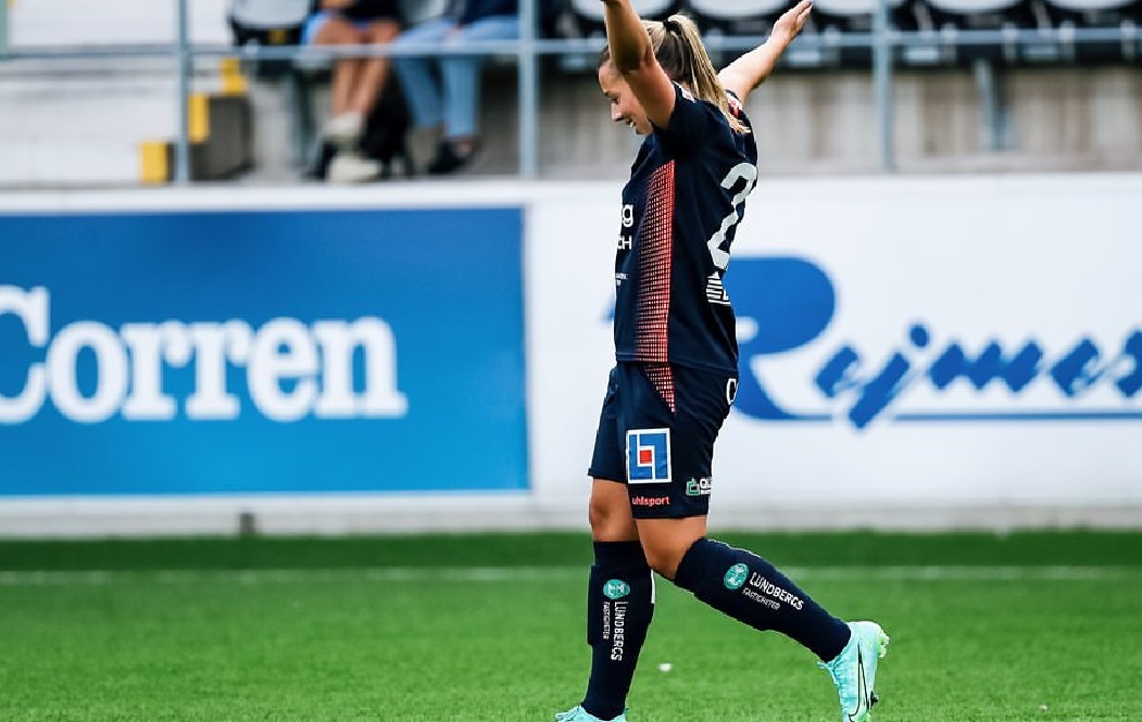 Cornelia Kapocs football