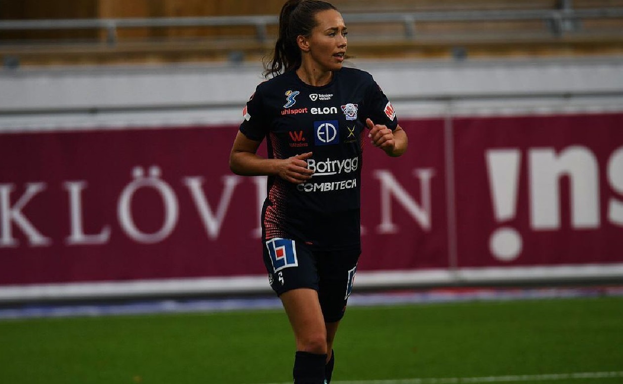 Elin Landstrom soccer