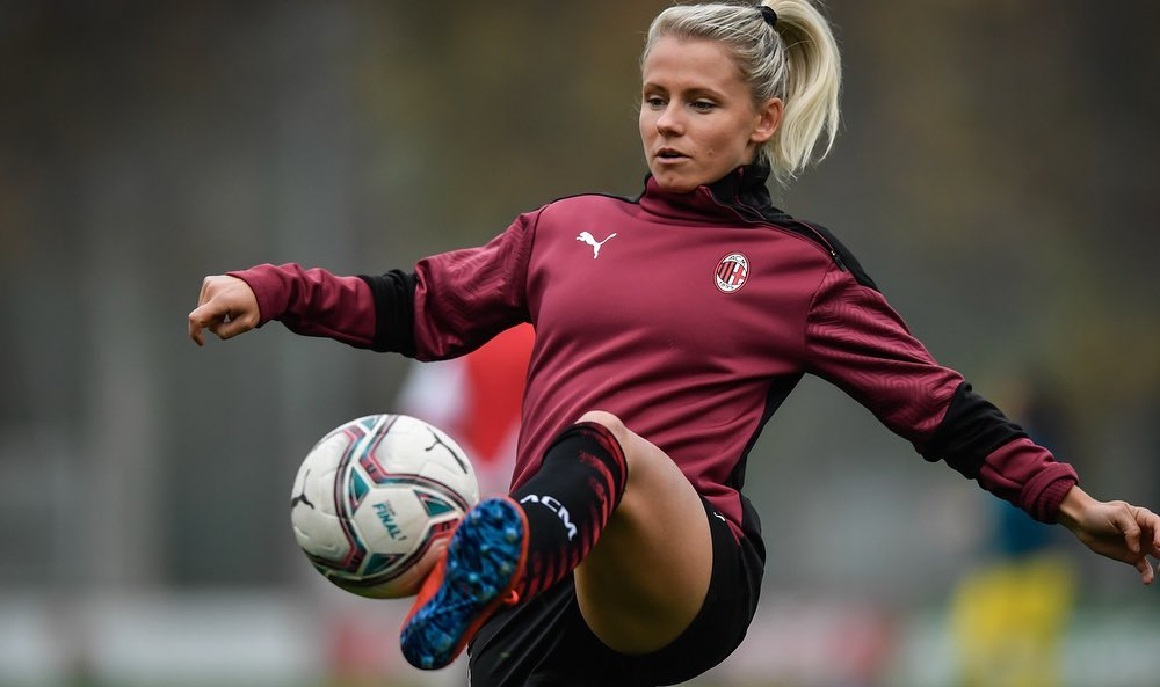 Julia Simic football