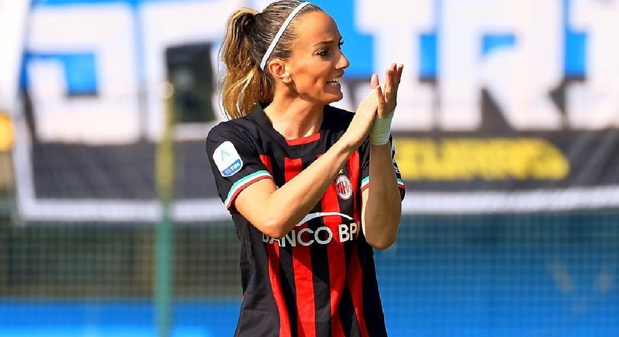 Kosovare Asllani in ground