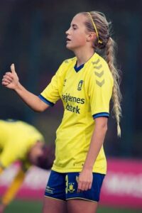 Ria Oling hot soccer