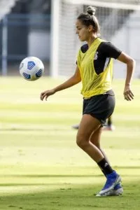 Gabi Portilho football girl